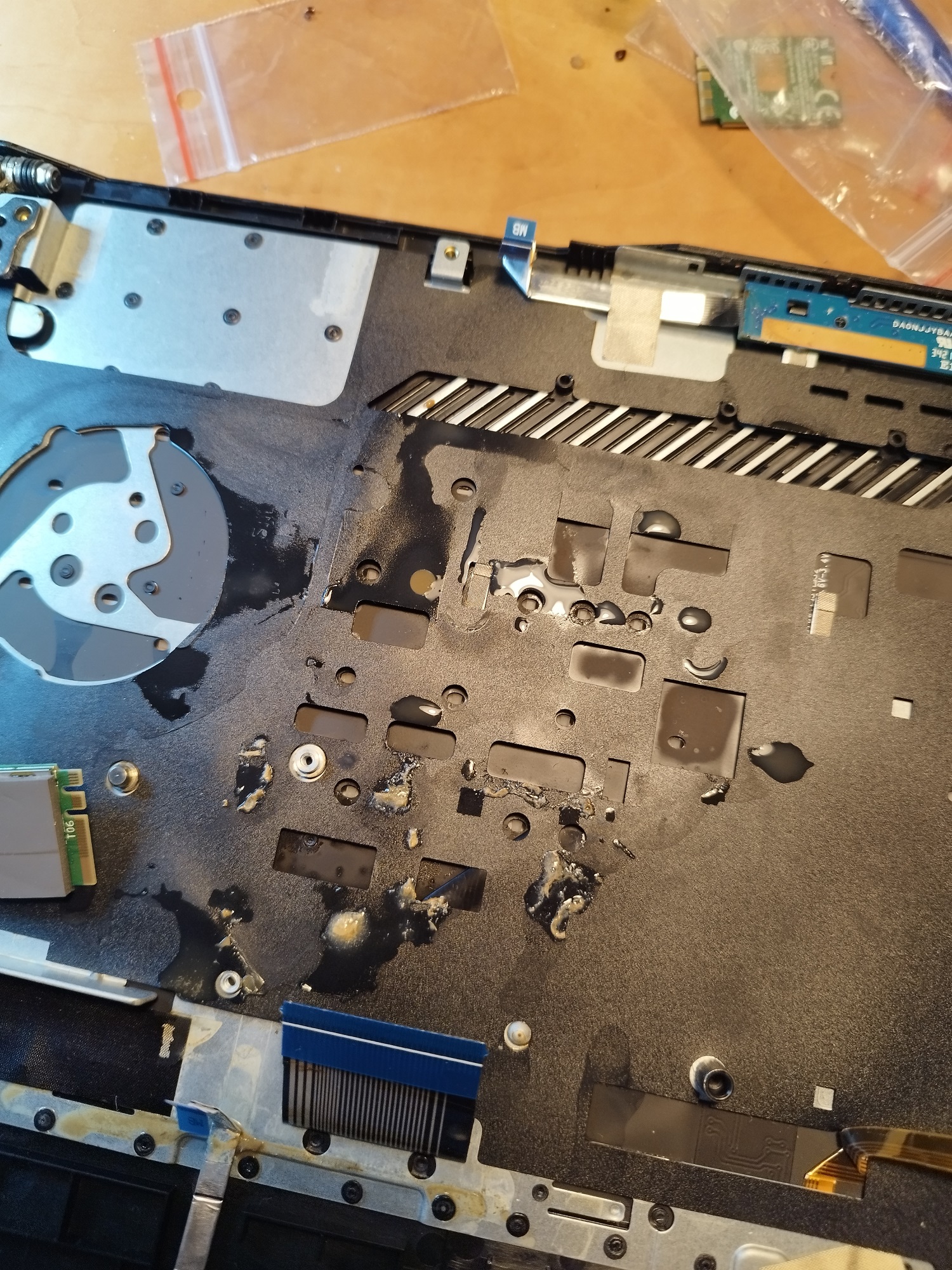 Zalany środek laptopa