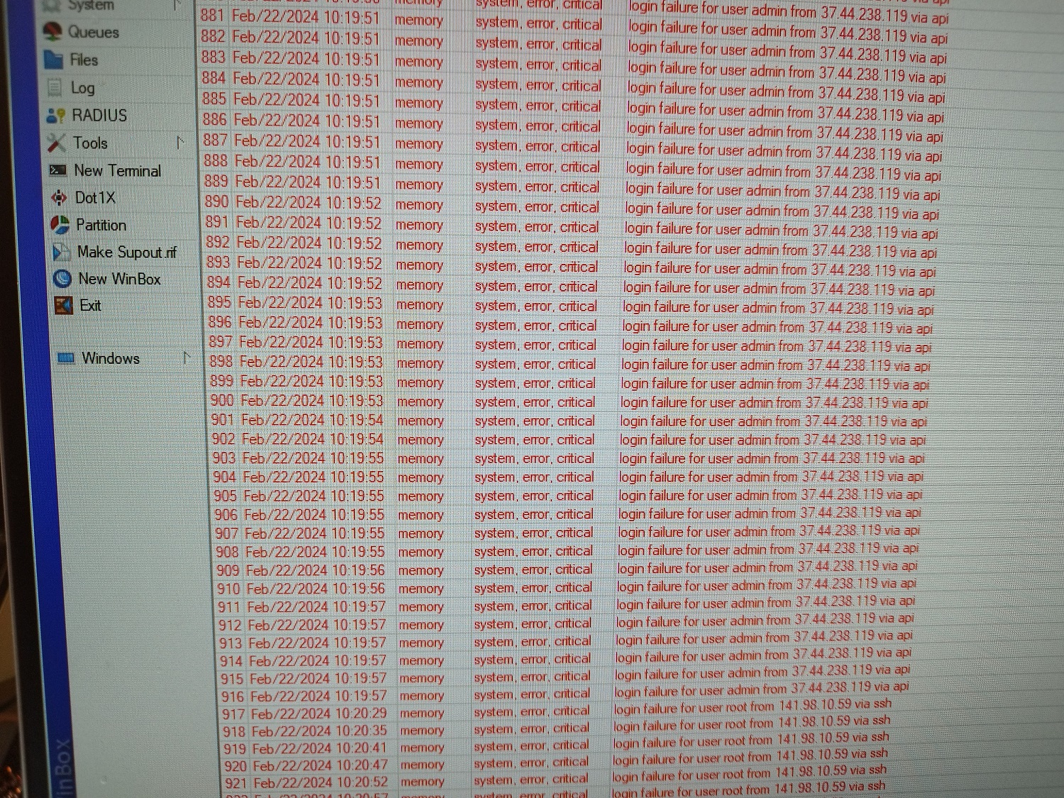 Płyta główna pod mikroskopem