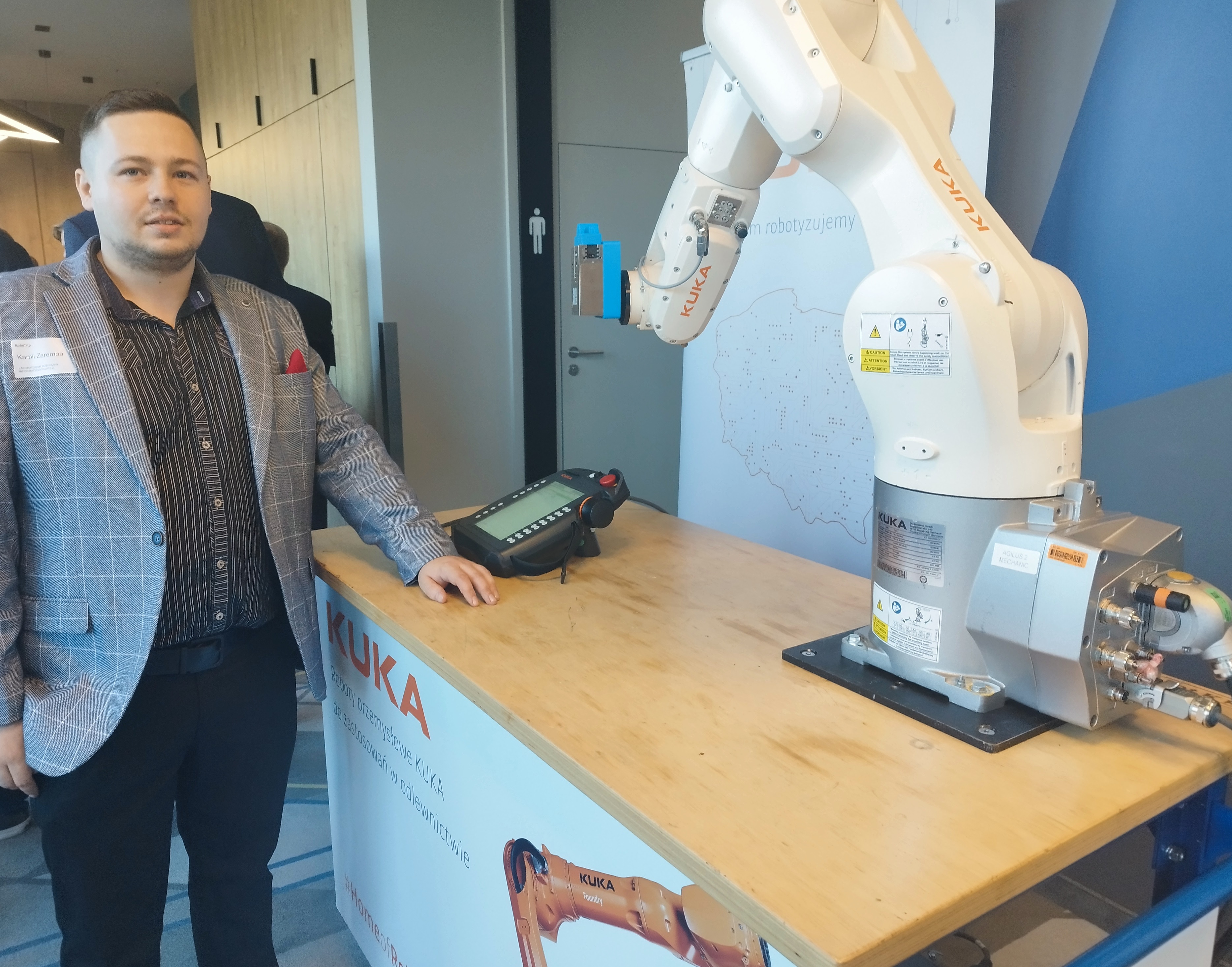 Zdjęcie ze szkolenia z programowania robotów przemysłowych.